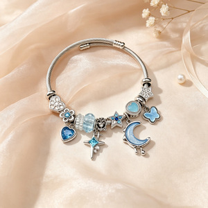 Joias Fanhua, Bracelete à Prova d'Água em Aço Inoxidável com Revestimento Dourado, Estrela, Lua, Bússola, Coração e Borboleta, Vendas Quentes no Tiktok - Product Image 4