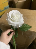 Hochwertige Rote Rosen Künstliche Blumen Realistische Rosen-Arrangements mit Stielen im Großhandel für Hochzeit Valentinstag Heimdekoration