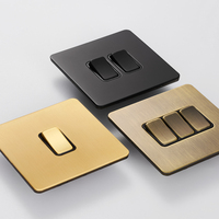 FIKO, norme britannique/européenne, fabriqué en métal, avec finition bronze antique et poignée en cuivre brossé. Prise murale 3 gangues 2 voies avec ports USB et Type-C.