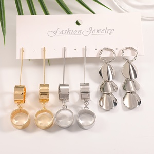 Jingciren Boutique – Ensemble de boucles d'oreilles exagérées de style européen et américain, boucles d'oreilles pendantes en feuille de ginkgo dorée de haute qualité, bijoux de mode - Product Image 2