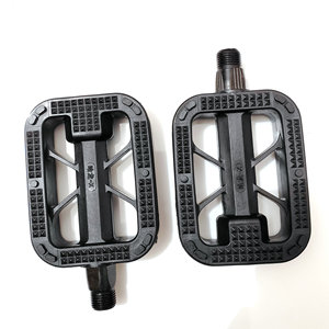 Pédales de vélo en plastique noir antidérapantes durables pour vélos électriques et vélos - Product Image 3