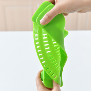 Égouttoir à riz en silicone à clipser avec bec verseur, passoire de cuisine flexible de qualité alimentaire pour égoutter l'eau - Product Image 4