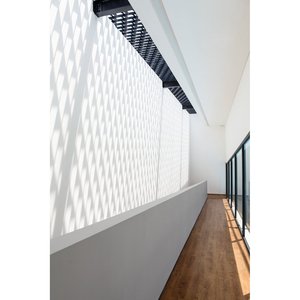 Diseño interior minimalista de villa con estructura de acero ligero para espacios de vida modernos - Product Image 1