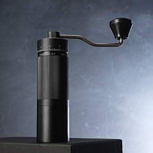 เครื่องบดเมล็ด<span class=keywords><strong>กาแฟ</strong></span><span class=keywords><strong>แบบ</strong></span>มือหมุนอะลูมิเนียม ปรับระดับได้ภายนอก พร้อมแกนสแตนเลส ดีไซน์เรียบง่าย - Product Image 3