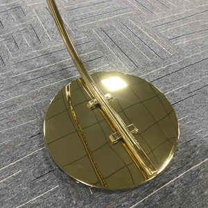 Espositore per Abiti di Lusso a Forma di C in Oro per Boutique di Alta Gamma, Stand Espositivo per Vestiti in Acciaio Inossidabile Resistente a Mezza Luna - Product Image 6