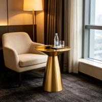 Table d'appoint, table basse, ensemble de tables en métal brossé de luxe moderne avec base conique dorée pour hôtel, salon, villa