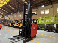 Chariot à mât rétractable entièrement électrique GP de 1,6 tonne avec fourches à double portée et moniteur sans fil