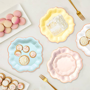 <span class=keywords><strong>Assiettes</strong></span> <span class=keywords><strong>en</strong></span> papier irisées à bord doré personnalisées <span class=keywords><strong>en</strong></span> gros pour décorations de mariage et de fête d'anniversaire - Product Image 2