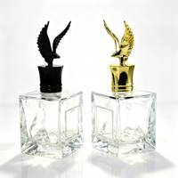 Flacon de parfum carré en verre de luxe 100 ml, transparent, surfaces facettées gaufrées uniques avec un capuchon en métal aigle exquis pour homme