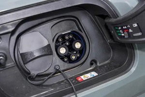 A/<span class=keywords><strong>U</strong></span>/<span class=keywords><strong>D</strong></span>/I Gris Oscuro Q4 E-tron 2024 50 E-tron Edición Premium 614 km de Autonomía NEDC Batería de 80.2 kWh - Product Image 6