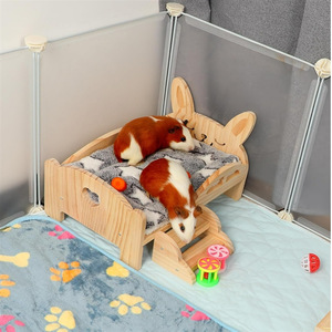Hamac en bois pour cochon d'Inde avec escalier, lit surélevé pour hamster et lapin, couleur bois naturel, coussin en fausse fourrure, utilisation automne-hiver - Product Image 3