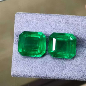 Par de Esmeraldas Naturales Verde Verdoso Certificadas por GILD de 8.80CT y 9.04CT, Corte Octogonal, 17.84CT en Total, para Joyería - Product Image 2