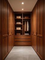 Système de dressing sur mesure en noyer grainé de luxe avec portes vitrées et éclairage LED pour chambre principale