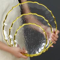 Assiette moderne simple argentée pour aliments occidentaux, assiettes de présentation irrégulières en verre à steak bordé d'or en dentelle pour décoration de fête d'hôtel