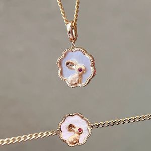 Xinfly Pulsera de Cadena Cubana Texturizada con Dije de Conejo del Zodíaco Chino de Oro Puro de 18K, Rubí y Concha Blanca, para Parejas - Product Image 2