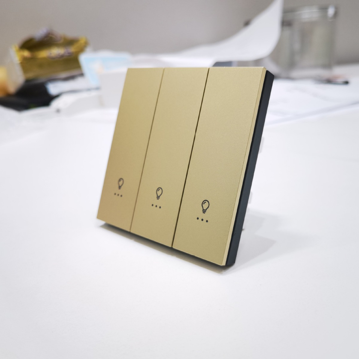 Interruptor de 1 módulo con cable vivo neutro dorado