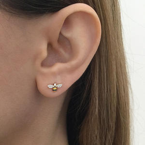 Pendientes Nina Ricci Bee Stud con alas de cristal en oro blanco y cuerpo de esmalte amarillo y negro, joyería de moda - Product Image 6