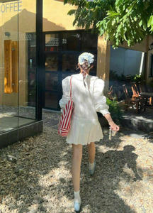 Vestido Babydoll Blanco con Encaje, Pliegues Delanteros, Cintura Imperio, Casual, Femenino, de Poliéster, OEM - Product Image 4