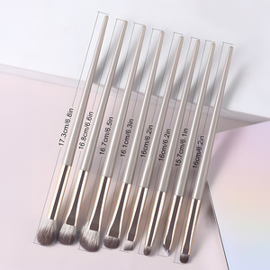 Ensemble de 8 pinceaux de maquillage pour les yeux en fibres synthétiques de qualité supérieure - Manche <span class=keywords><strong>argenté</strong></span>, application précise pour les fards à paupières, les sourcils et l'<span class=keywords><strong>eye</strong></span>-<span class=keywords><strong>liner</strong></span> - Product Image 3