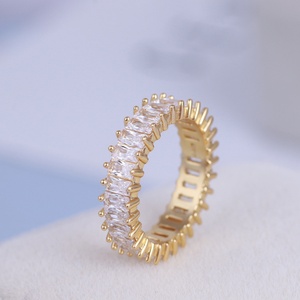Elegante Anillo de Acero Inoxidable con Circonita Cúbica Rosa en Forma de Baguette, Anillo Chapado en Oro de 18K - Product Image 4