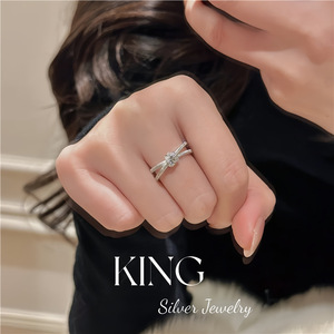 แหวนเงิน KING รุ่น Knot Ring เงินแท้ S925 ชุบทอง ประดับคริสตัลและเพชรเทียม เหมาะสำหรับทุกเพศทุกวัย สวมใส่ได้ทุกวัน - Product Image 3
