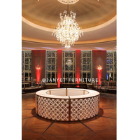 Centre de banquets de mariage de luxe Comptoir de bar en cercle de cocktails incurvé en or pour événement