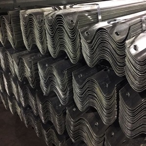 Sicurezza stradale W-beam Guardrail produttori di ringhiere autostradali prezzo W Beam <span class=keywords><strong>Guard</strong></span> <span class=keywords><strong>Rail</strong></span> per veicoli autostradali barriera agli incidenti stradali - Product Image 6