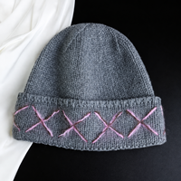 Bonnet en tricot unique avec broderie contrastante, bord côtelé, coupe-vent, en laine chaude pour les promenades en plein air et les courts séjours hivernaux