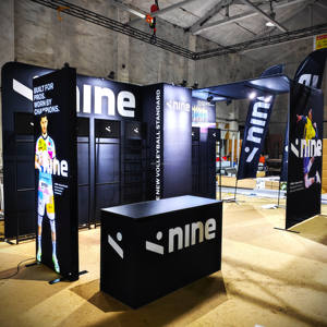 ฉากหลังผ้าพิมพ์ลายแบบพกพาสำหรับงานแสดงสินค้าและบูธจัดแสดงเสื้อผ้า - Product Image 3