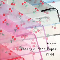 Papier mat cerise en gros avec bords givrés et motifs, papier d'emballage imperméable pour l'emballage de bouquets.