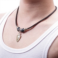 Colliers pendentifs en alliage de style occidental, design épée antique – Accessoires de mode unisexe style bureau, vente en gros directe du fabricant