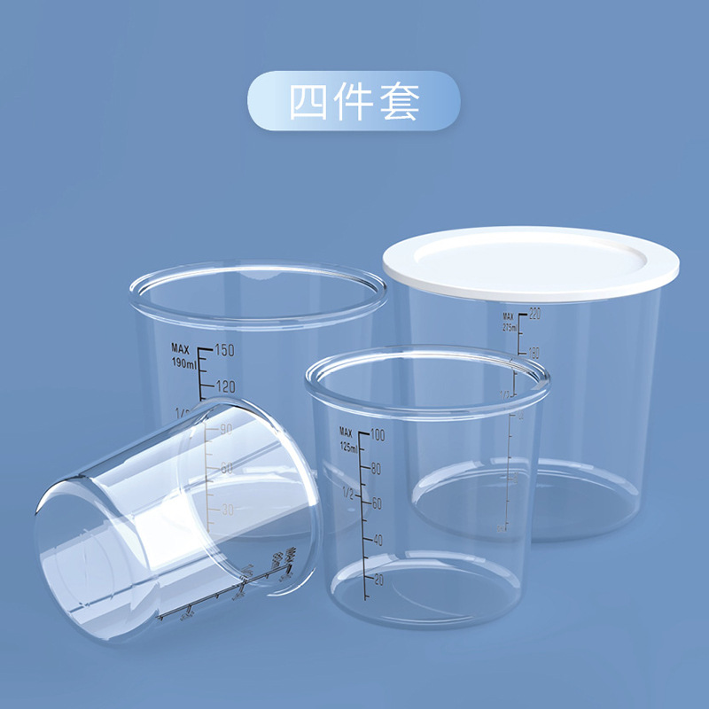 Juego de cuatro piezas de tazas medidoras.