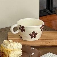 Tasse à café en céramique à motif floral dessiné à la main, faite à la main, irrégulière, à large ouverture, pour le petit-déjeuner, le lait et les boissons chaudes