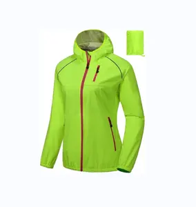 AQTQ kış hafif güneş koruma su geçirmez yağa dayanıklı kumaş rüzgarlık Softshell açık yürüyüş ceketler