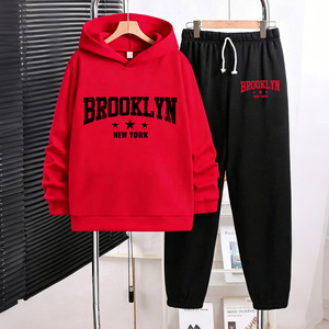Set Trendy per Bambini 2 Pezzi: Felpa Rossa con Scritta Brooklyn e Pantaloni Jogger Neri con Elastico in Vita, Outfit Casual Quotidiano, Spedizione Rapida - Product Image 1