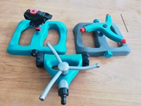 Aspersor de Césped Automático de 3 Brazos de Alta Resistencia con Transmisión Rotativa de Engranajes, Diseño Metálico Giratorio de 360 Grados, Base con Ruedas, Marca Dasheng Gardens