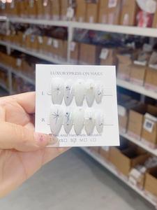 Pegatinas de <span class=keywords><strong>uñas</strong></span> de dedo ABS con temática de otoño Tallado intrincado con estampado de animales y elementos de arce Diseño de cubierta completa en forma de almendra - Product Image 5