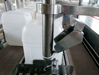Machine de remplissage automatique de fûts à 4 têtes pour huile lubrifiante, avec pesage par gravité et bouchage