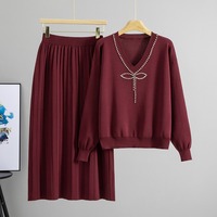 Nouvelle Collection Automne 2026 : Ensemble Chic Français 2 Pièces en Tricot avec Nœud en Strass – Pull Col V et Jupe Longue Plissée Élégante Couleur Camel pour Femme