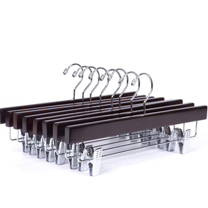 Vente en gros <span class=keywords><strong>cintre</strong></span> à pantalon personnalisé Offre Spéciale pinces en <span class=keywords><strong>bois</strong></span> cintres pour jupes - Product Image 2