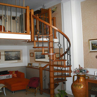 Colonne centrale métallique avec marches antidérapantes pour escalier en colimaçon industriel et commercial, idéale pour les bureaux, mezzanines, ateliers et projets d'accès aux greniers.