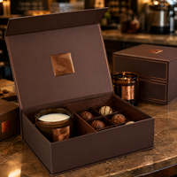 Boîte à bougies Mocha Gourmet, finition chocolat gaufrée et laminée mate, avec séparateur à motif de badge en cuivre, plateau à bonbons, fermeture magnétique