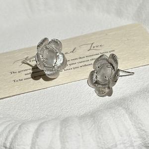 Boucles d'oreilles vintage en argent pur S925, petites fleurs, bijoux légers et tendance avec un design original et élégant, goutte de glace, mousse de jade - Product Image 5