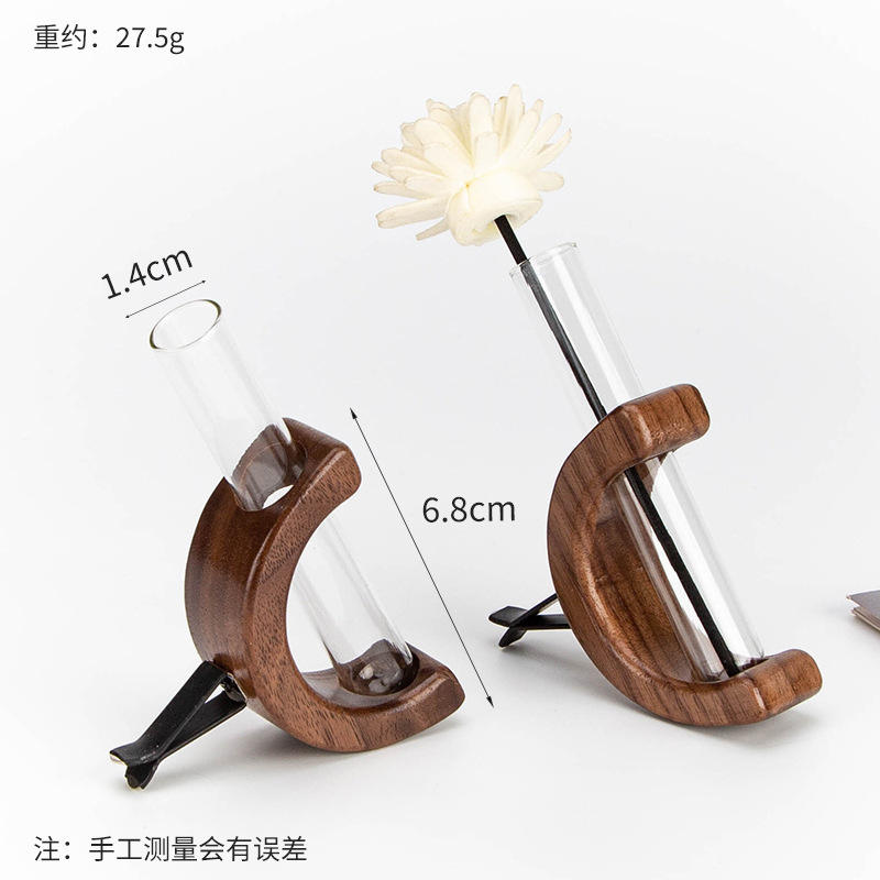 Arreglo floral de aromaterapia para coche de nogal negro.