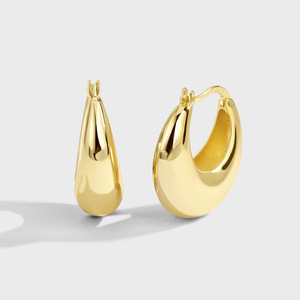 Boucles d'oreilles tendance en laiton plaqué or 18KGP, design moderne et incurvé, petites boucles d'oreilles simples en forme de C pour femmes - Product Image 2