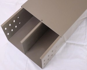 Cáp <span class=keywords><strong>PVC</strong></span> <span class=keywords><strong>Trunking</strong></span> ngọn lửa chống cháy màu xám sàn nửa vòng nhựa ống điện bảo vệ nhà máy bán buôn tùy chỉnh - Product Image 2