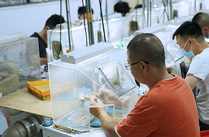 Broche de Moda con Diamantes, Diseño Elegante de Varias Capas, para Mujer, Ideal para Regalo, con Camelias y Rosas - Product Image 5