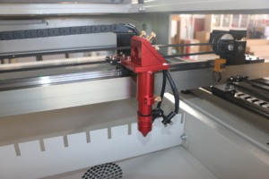 1390 CO2เลเซอร์1300X900 100W/150W/300W CNC เครื่องตัดอะคริลิกระบบระบายความร้อนด้วยน้ำระบบควบคุม Ruida ยางคริสตัล - Product Image 5