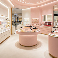 Comptoir de présentation en bois massif pour magasin de cosmétiques, design d'intérieur moderne et luxueux, boutique de beauté haut de gamme, solution tout-en-un