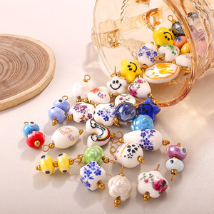 Galerie de peintures céramiques |   Perles en céramique peintes à la main avec breloques en acier inoxydable plaqué or PVD 18 carats pour enfants – Tendance DIY - Product Image 3